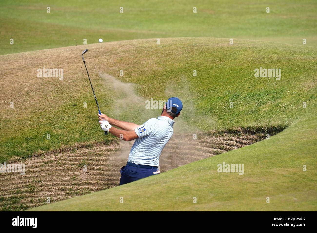 Le Corey Conners de CanADIA sort d'un bunker le 17th au cours du troisième jour de l'Open at the Old course, St Andrews. Date de la photo: Samedi 16 juillet 2022. Banque D'Images