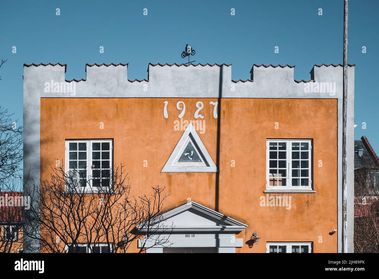 Maison de 1927 avec un symbole de petite moto soupir sur le toit à Elsinore, Helsingor, Danemark. Banque D'Images