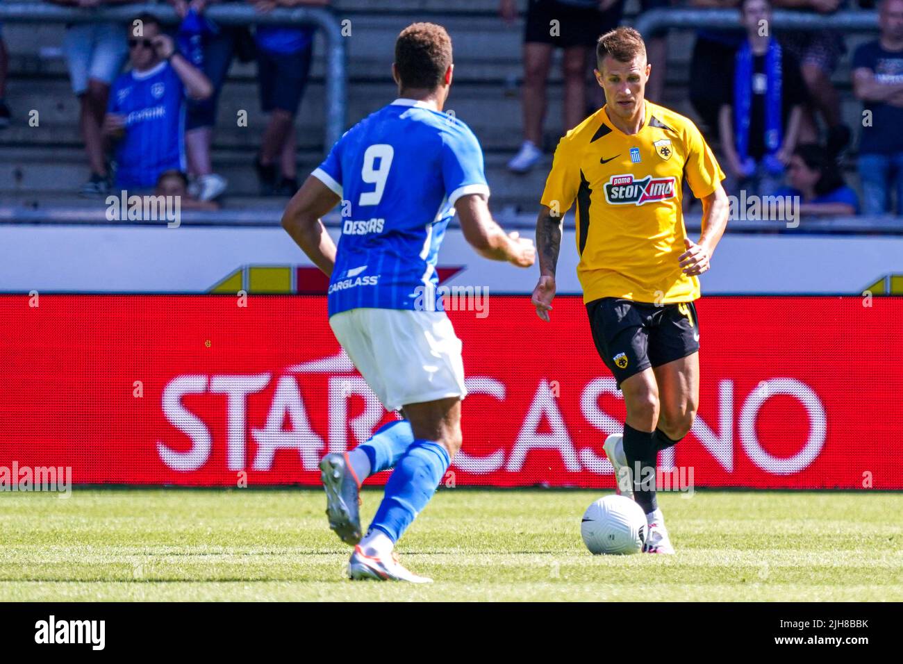 GENK, BELGIQUE - JUILLET 16 : Damian Szymanski de l'AEK Athene pendant le match amical entre le KRC Genk et l'AEK Athene à l'arène Cegeka sur 16 juillet 2022 à Genk, Belgique (photo de Jeroen Meuwsen/Orange Pictures) Banque D'Images