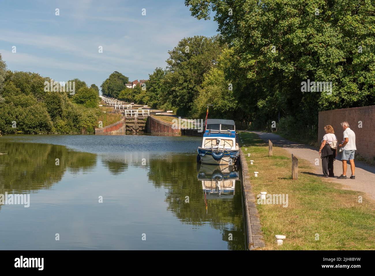2022. Vue depuis le fond des écluses de Caen Hill sur le canal Kennet et Avon, Wiltshire, Royaume-Uni. Banque D'Images