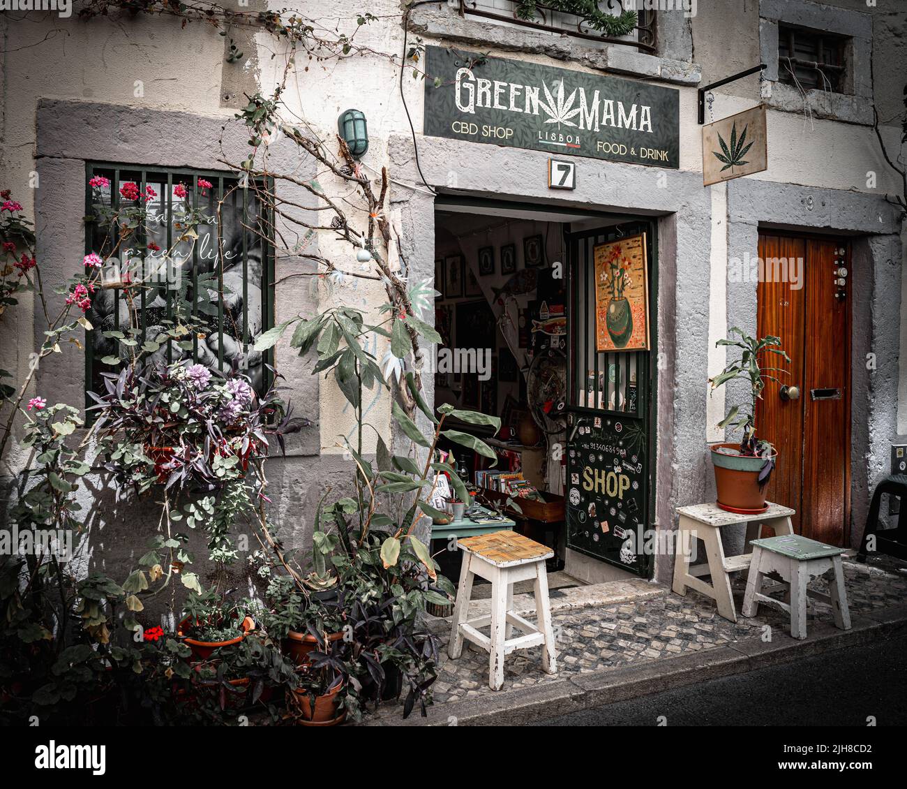 L'entrée du CBD et du magasin de cannabis dans la vieille ville de Lisbonne,  Portugal Photo Stock