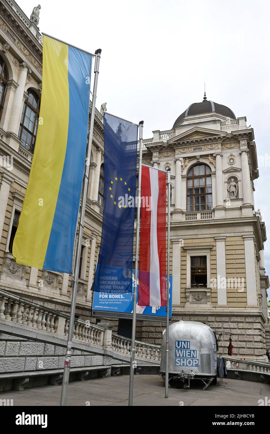 Vienne Drapeau Ukrainien Vienne, Autriche. Bâtiment principal de l'Université de Vienne avec les drapeaux de l'Ukraine, de l'Europe et de l'Autriche Photo Stock - Alamy