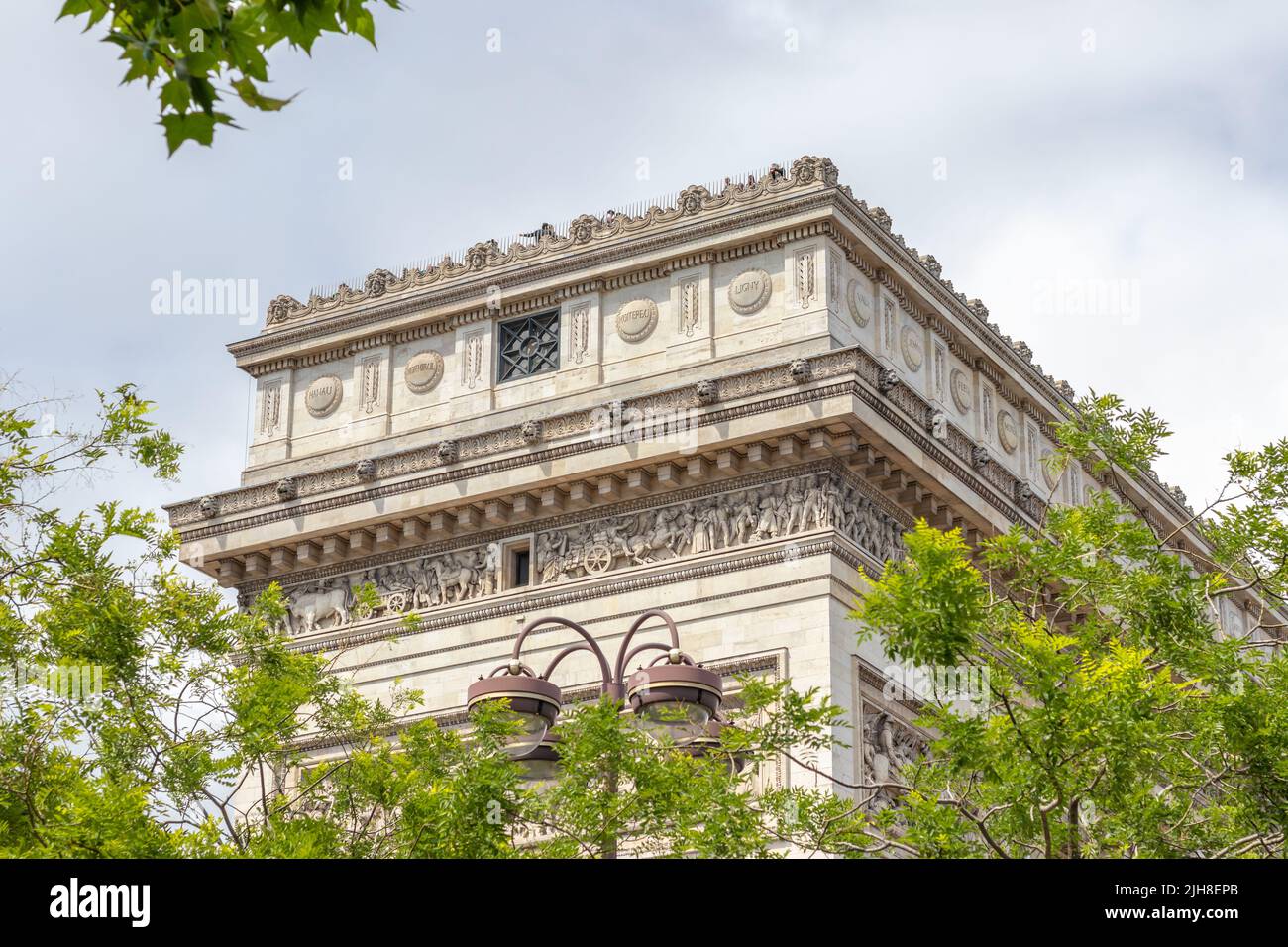 Vue sur la rue à travers les arbres de l'Arc de Triomphe, Arc de Triomphe, à Paris, France Banque D'Images