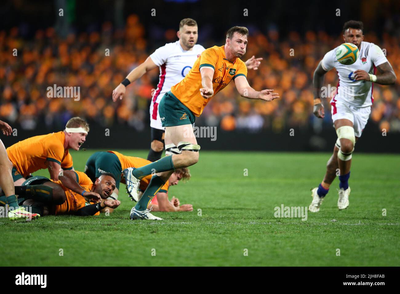 16th juillet 2022, Sydney Cricket Ground, Sydney Australie: International Rugby Test Match Australie versus England 3rd test: Nick Frost de l'Australie passe le ballon à son dos complet Banque D'Images