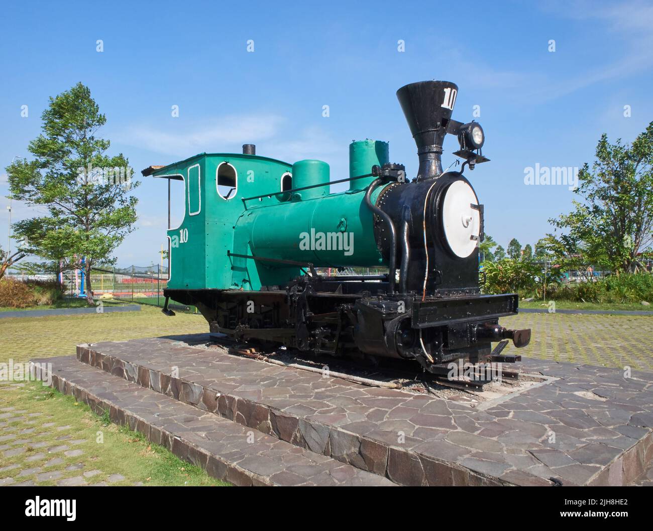 l'autre côté de l'ancien monument de locomotive transportant la canne à sucre dans une ancienne usine de sucre Banque D'Images