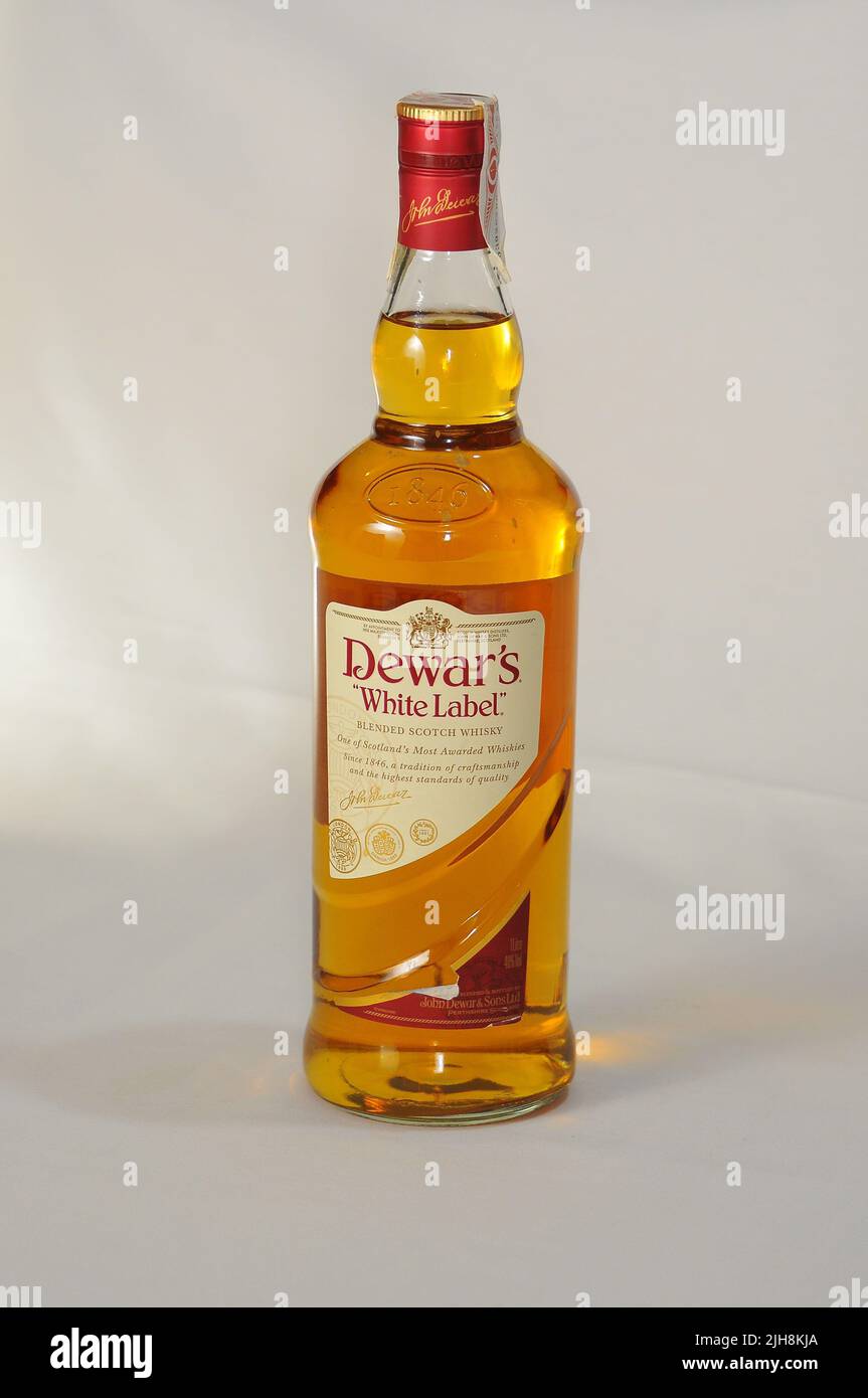 Un cliché vertical d'une bouteille de whisky Scotch de Dewar dans un studio Banque D'Images