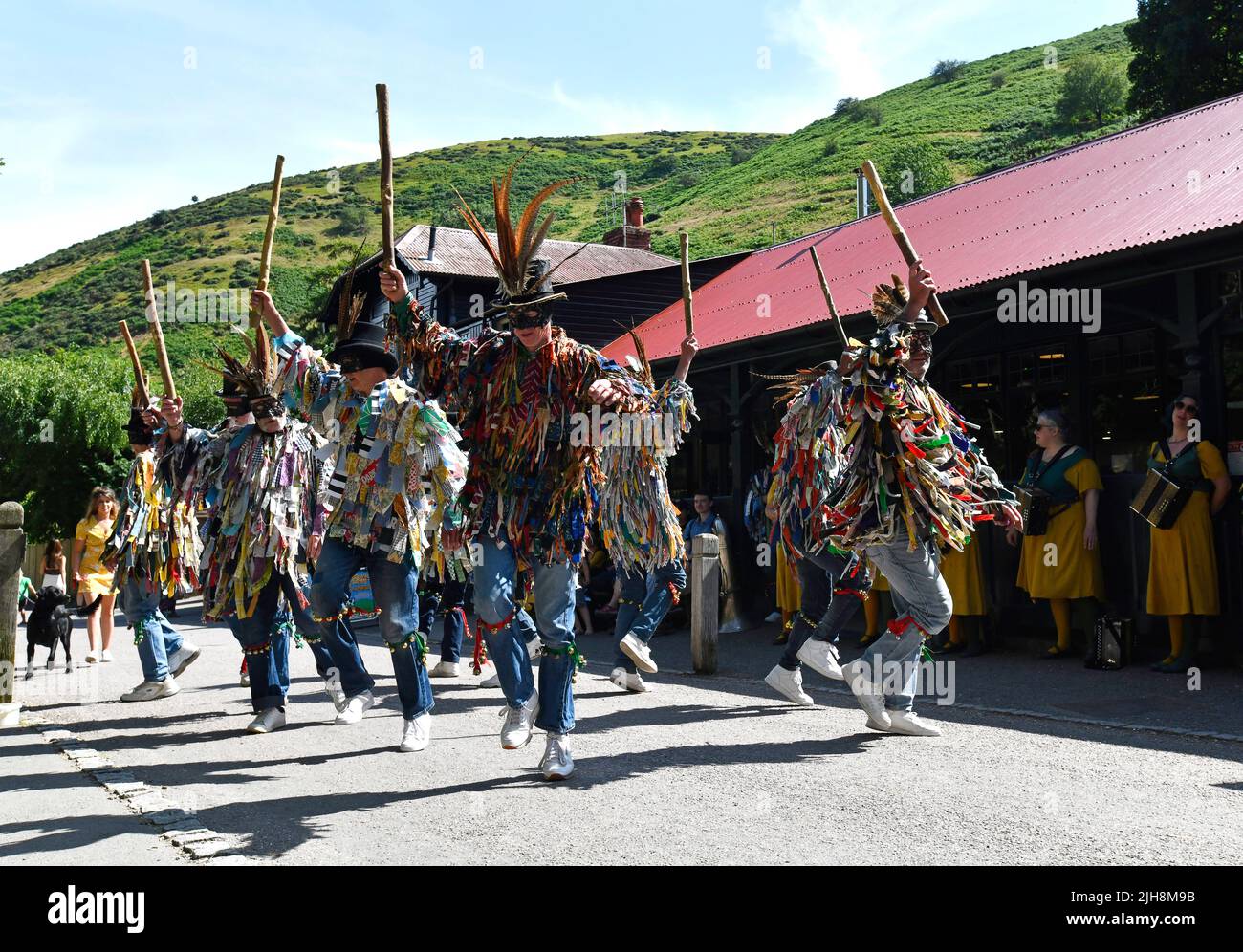 Carding Mill Valley, Church Stretton, Shropshire, Royaume-Uni. 16 juillet 2022. Les collines de Stretton étaient vivantes avec le son de la musique et de la danse lorsque les Bedlams de Shropshire et les danseurs de Border Morris Tuppny de Martha Rhoden ont célébré l'anniversaire 47th des groupes à Carding Mill Valley, Church Stretton. Credit: Dave Bagnall / Alamy Live News Banque D'Images