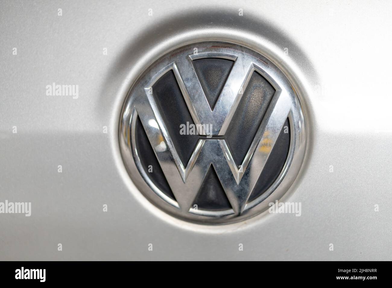 Le logo Volkswagen sur une voiture de couleur argent à Poznan, en Pologne Banque D'Images