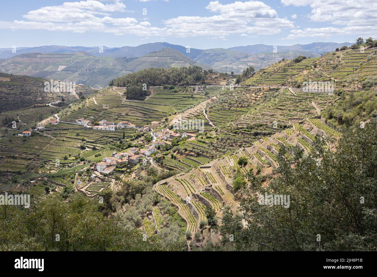 Les collines vallonnées de la région viticole du Douro au Portugal. Le village de São Cristóvão do Douro dans le centre Banque D'Images