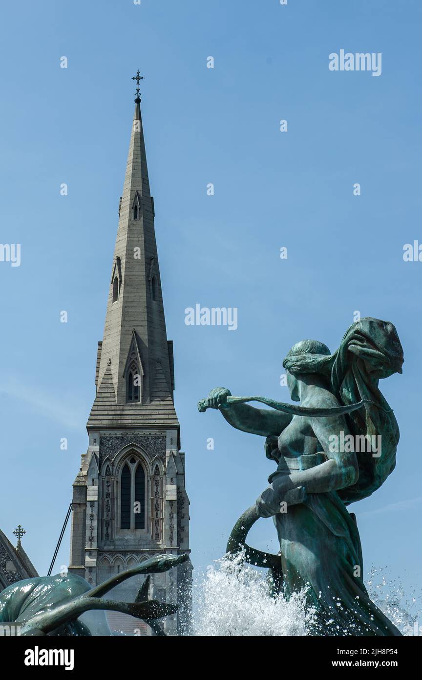 Une photo verticale de l'église St Alban et de la fontaine Gefion à Copenhague, au Danemark Banque D'Images