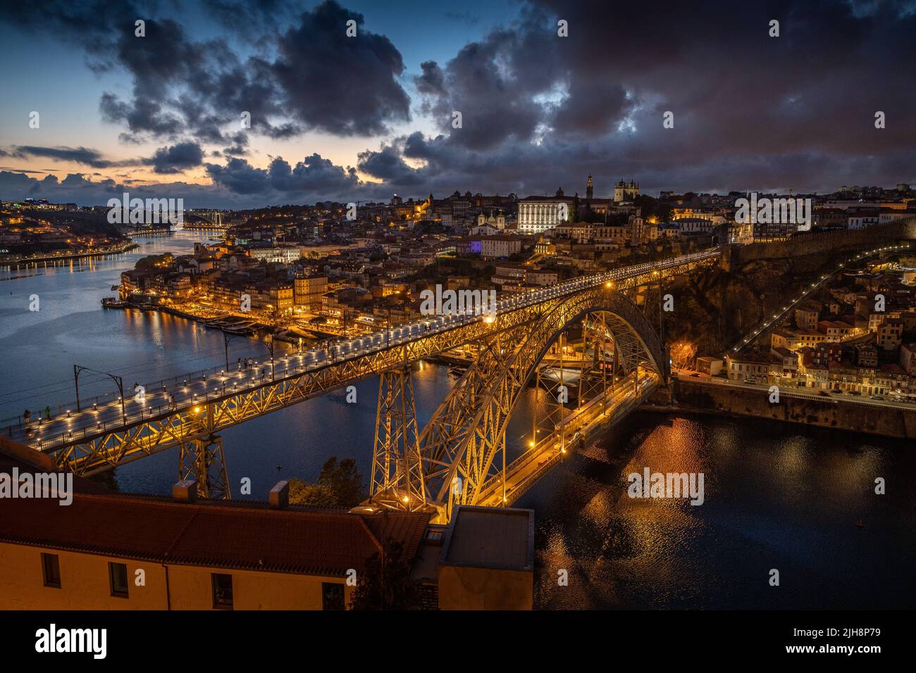 Vue de l'heure bleue du monastère da Serra do Pilar au pont Ponte Dom Luís I et au quartier Ribeira de Porto, Portugal. Banque D'Images