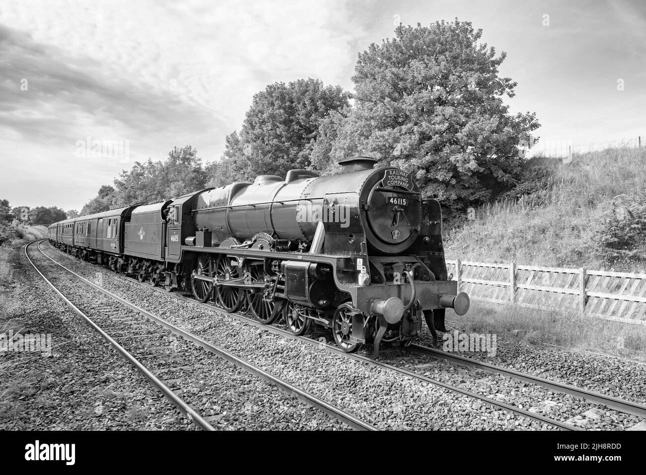 Train à vapeur Scots Guardsman en direction d'Hellifield sur sa course de retour de Carlisle et en direction de Crewe , 16th juillet 2022 (diesel à l'arrière). Banque D'Images