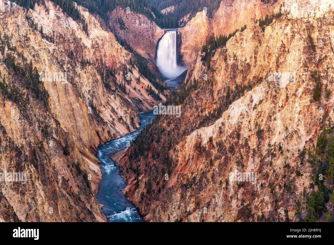 Vue aérienne du Grand Canyon de Yellowstone et des chutes inférieures dans le parc national de Yellowstone, Wyoming Banque D'Images