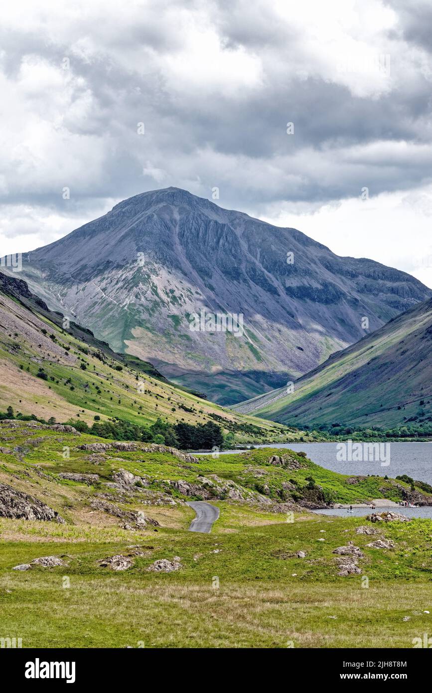 Grande montagne de sable dominant la ligne d'horizon, vue depuis l'extrémité ouest du lac Wastwater Wasdale Cumbria Angleterre Royaume-Uni Banque D'Images