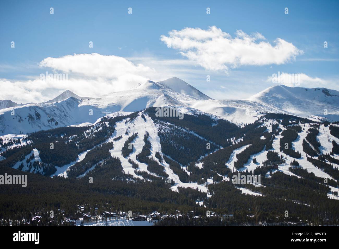 Une belle photo de montagnes partiellement couvertes de neige Banque D'Images