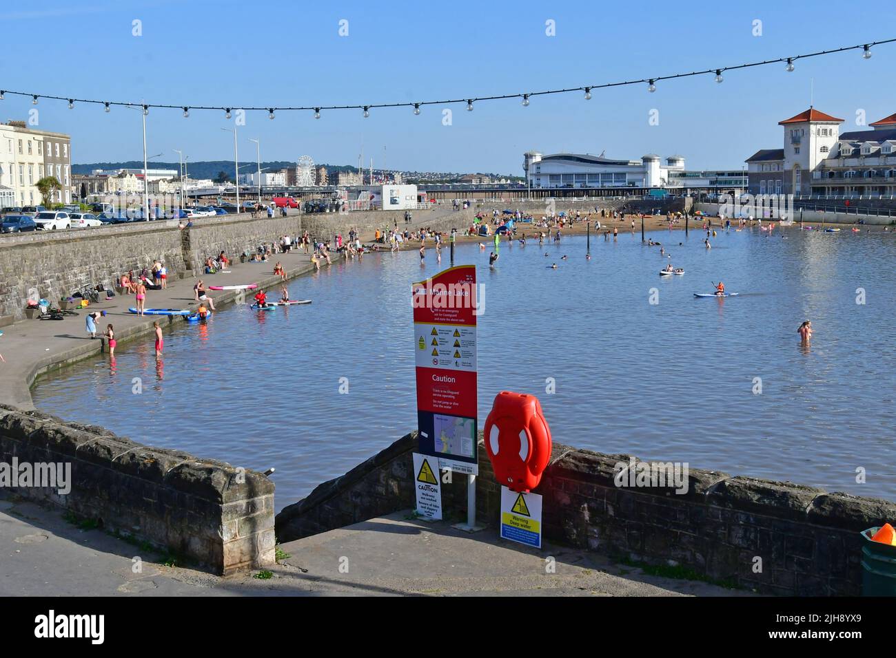 Weston Super Mare, Royaume-Uni. 16th juillet 2022. Onde de chaleur Royaume-Uni. Les gens appréciant le lac marin nouvellement Dreded qui est rempli deux fois par jour par les marées de mer à venir. Crédit photo : Robert Timoney/Alay Live News Banque D'Images