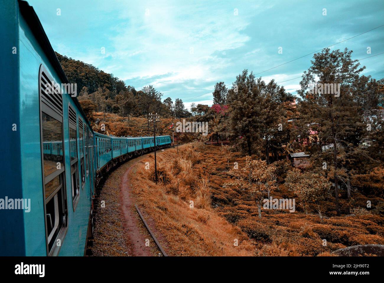 Un train sur la ligne de chemin de fer Badulla Colombo Banque D'Images