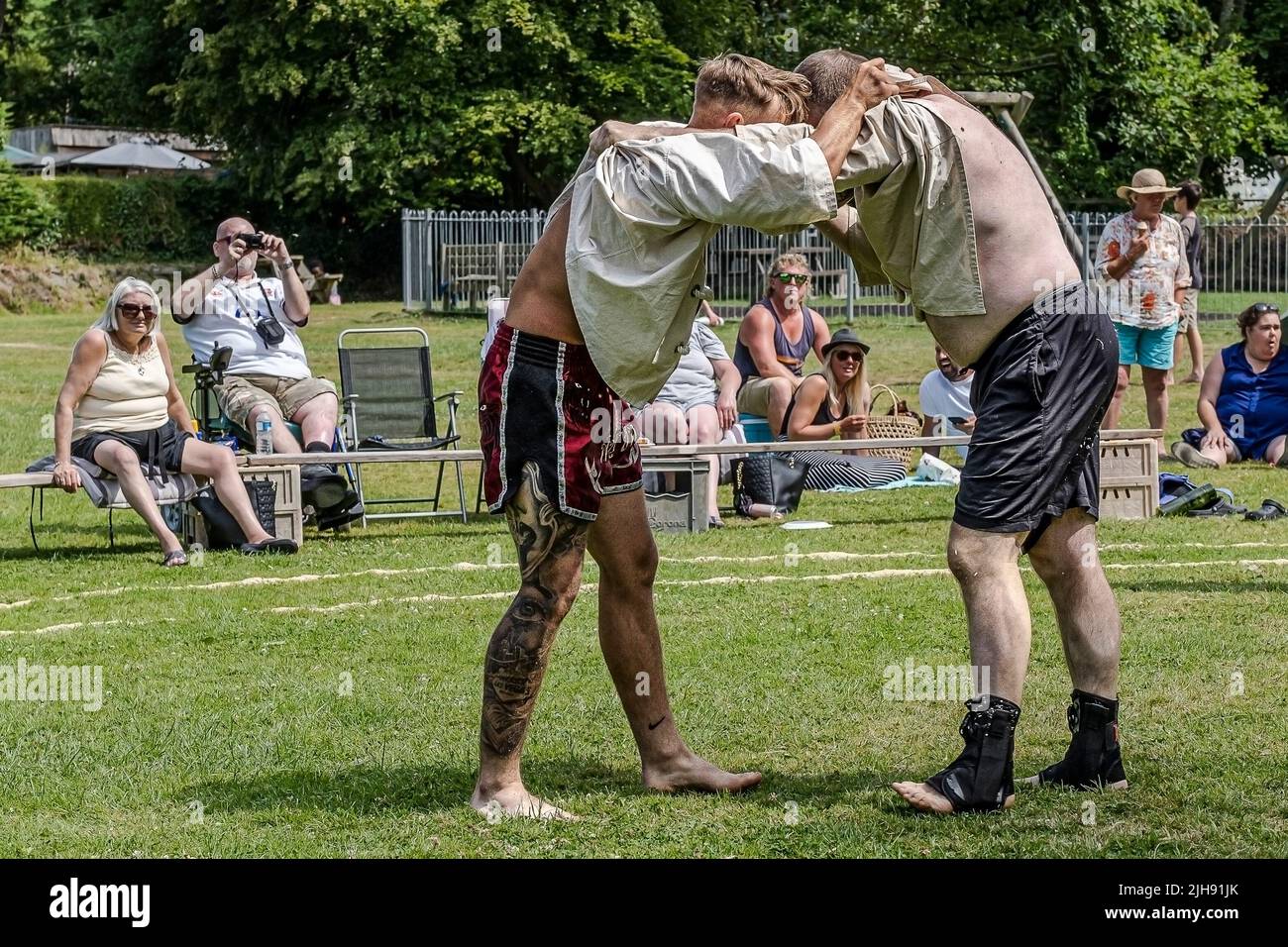 Newquay, Cornwall, Royaume-Uni. 16th juillet 2020. Les concurrents de la première partie de l'Open de gens dans le Grand Cornish Wrestling Tournament sur le pittoresque village vert de St Mawgan à Pydar en Cornouailles. Crédit : Gordon Scammell/Alay Live News Banque D'Images