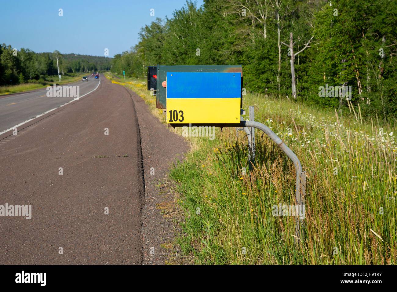 Les couleurs nationales ukrainiennes sur le côté de la boîte aux lettres rurale dans le Minnesota rural montrant le soutien, la solidarité et la défense de l'Ukraine, contre la guerre avec la Russie Banque D'Images
