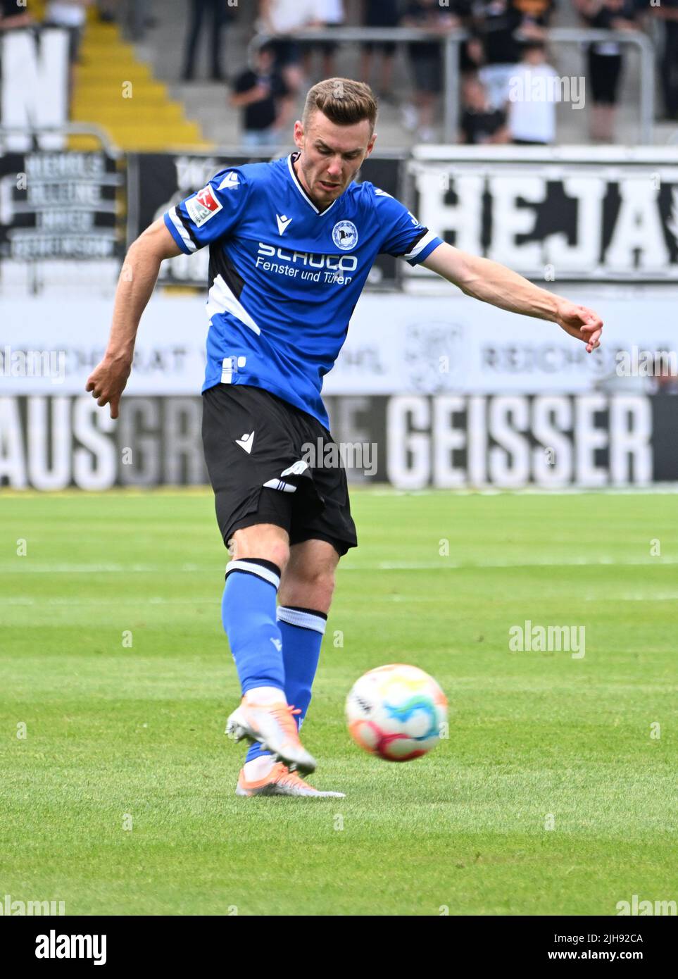 Sandhausen, Allemagne. 16th juillet 2022. Football: 2nd Bundesliga, SV Sandhausen - DSC Arminia Bielefeld, Matchday 1, BWT-Stadion am Hardtwald. Silvan Sidler de Bielefeld. Crédit : Uli Deck/dpa - REMARQUE IMPORTANTE : Conformément aux exigences de la DFL Deutsche Fußball Liga et de la DFB Deutscher Fußball-Bund, il est interdit d'utiliser ou d'avoir utilisé des photos prises dans le stade et/ou du match sous forme de séquences et/ou de séries de photos de type vidéo./dpa/Alay Live News Banque D'Images