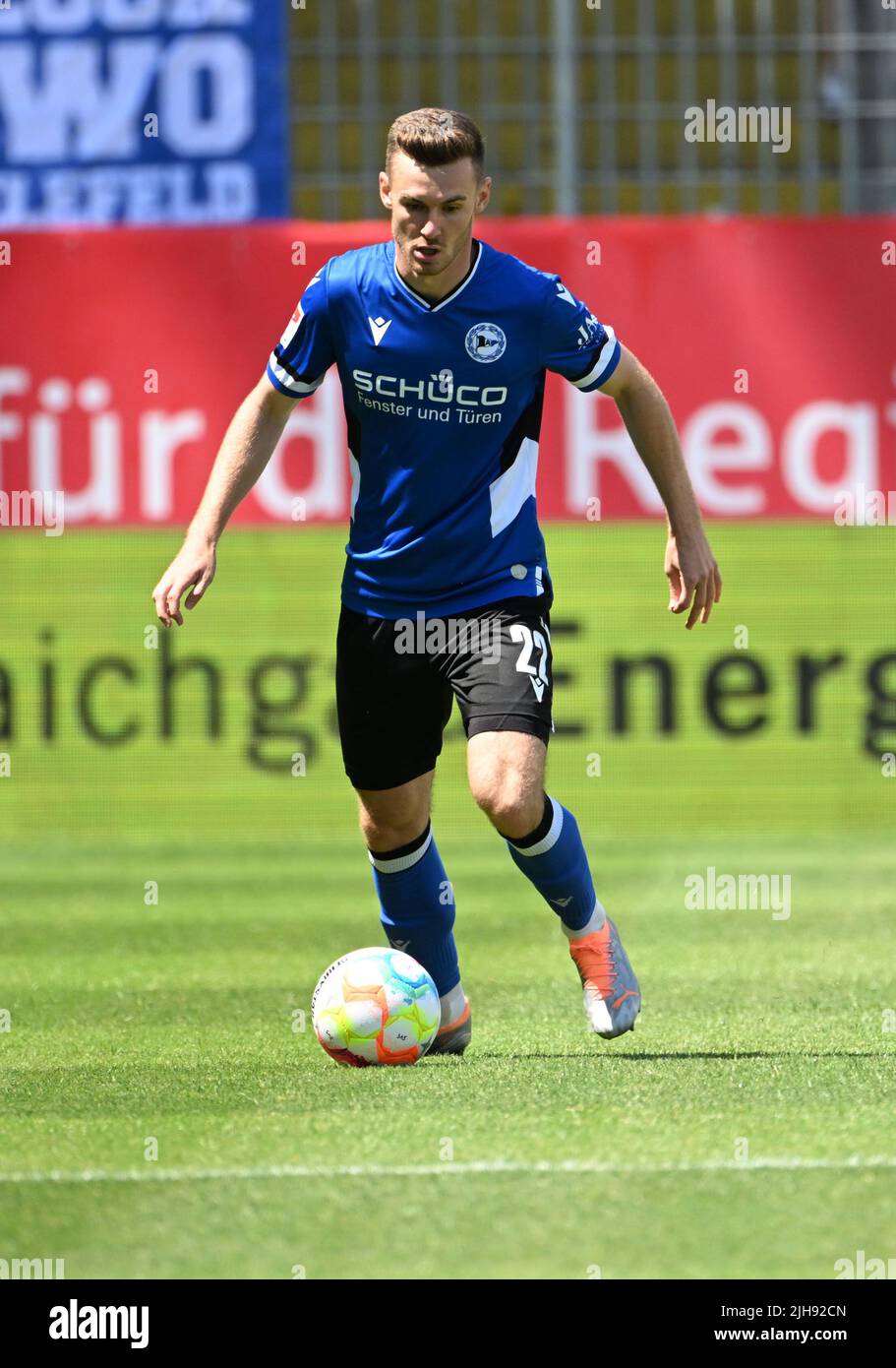 Sandhausen, Allemagne. 16th juillet 2022. Football: 2nd Bundesliga, SV Sandhausen - DSC Arminia Bielefeld, Matchday 1, BWT-Stadion am Hardtwald. Silvan Sidler de Bielefeld. Crédit : Uli Deck/dpa - REMARQUE IMPORTANTE : Conformément aux exigences de la DFL Deutsche Fußball Liga et de la DFB Deutscher Fußball-Bund, il est interdit d'utiliser ou d'avoir utilisé des photos prises dans le stade et/ou du match sous forme de séquences et/ou de séries de photos de type vidéo./dpa/Alay Live News Banque D'Images