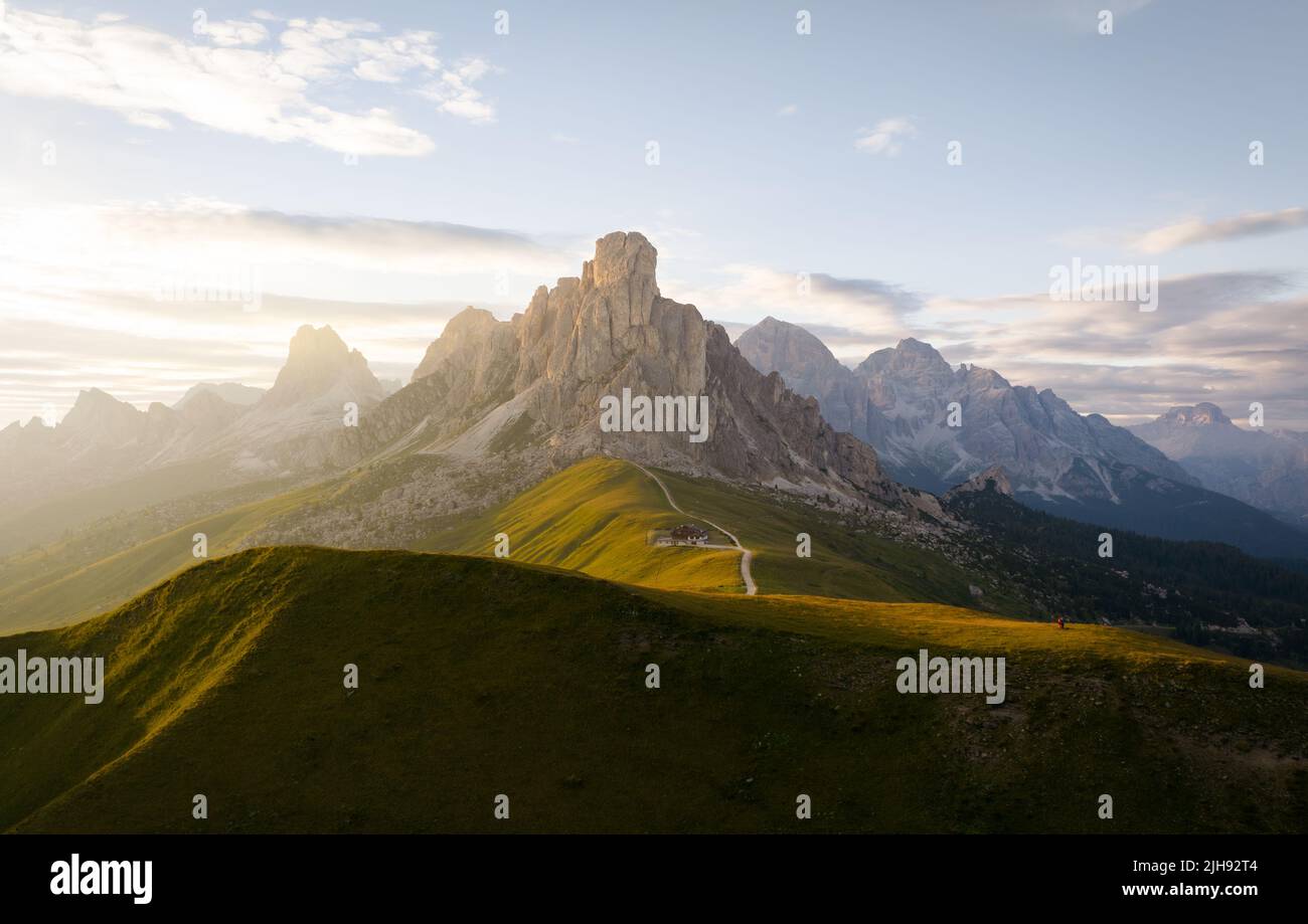 Vue d'en haut, vue aérienne stupéfiante du col de Giau pendant un beau coucher de soleil. Le col de Giau est un col de haute montagne dans les Dolomites. Banque D'Images