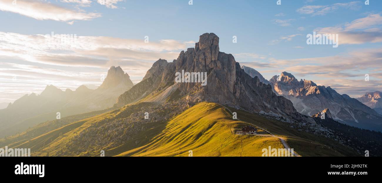 Vue imprenable sur le col de Giau pendant un beau coucher de soleil. Le col de Giau est un col de haute montagne dans les Dolomites, dans la province de Belluno, en Italie. Banque D'Images