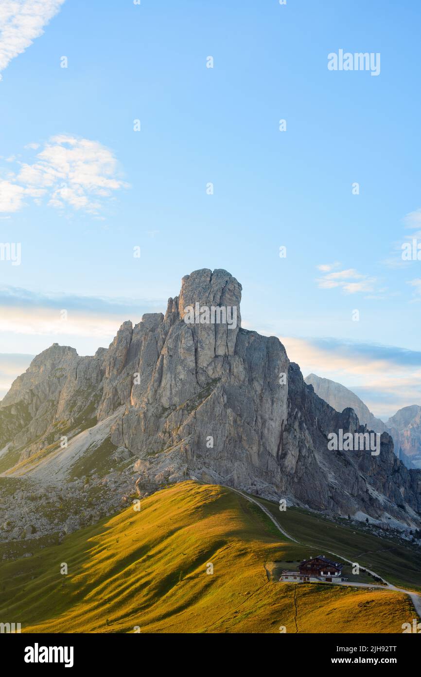 Vue imprenable sur le col de Giau pendant un beau coucher de soleil. Le col de Giau est un col de haute montagne dans les Dolomites, dans la province de Belluno, en Italie. Banque D'Images