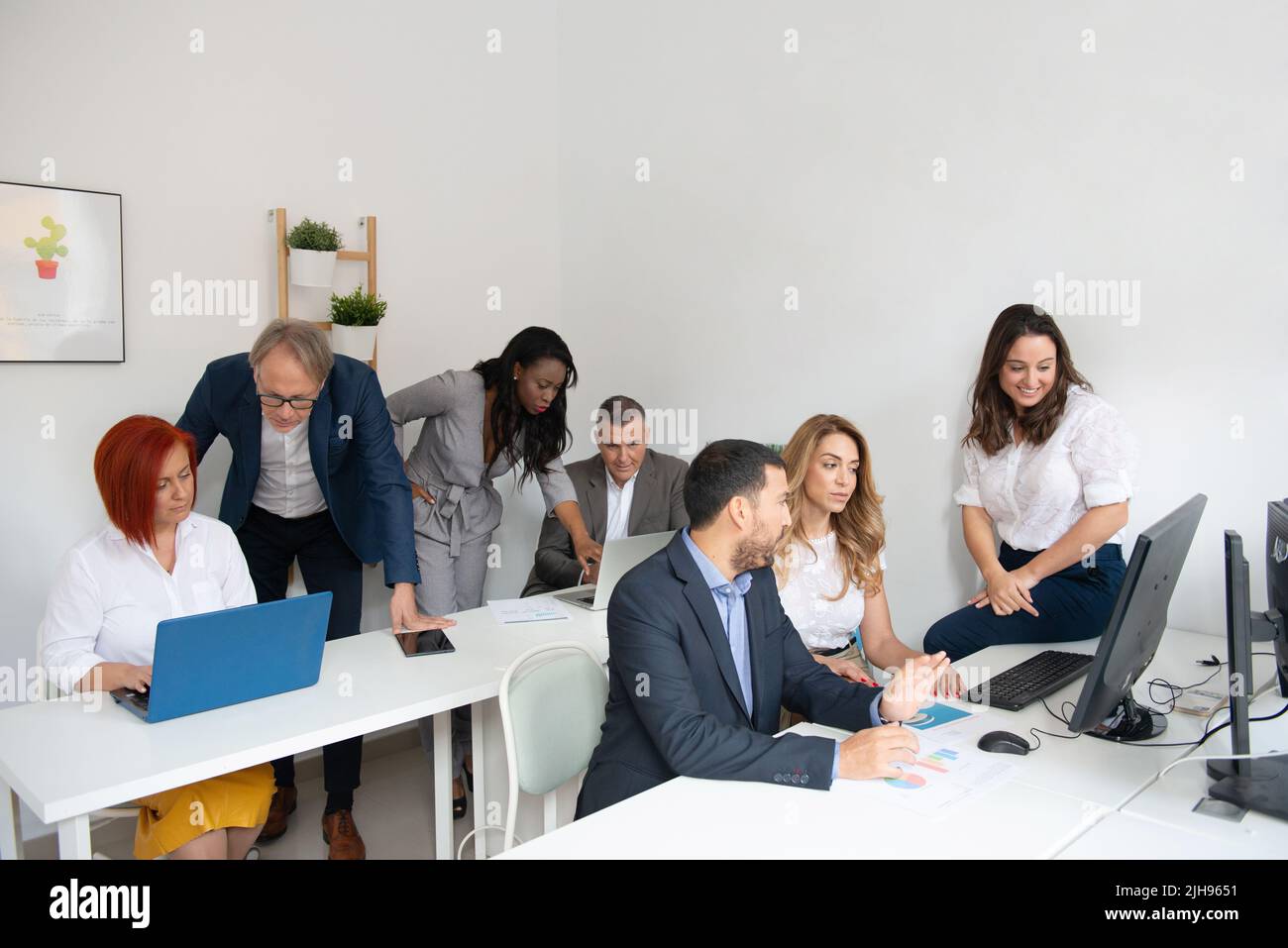 Équipe d'affaires composée d'hommes et de femmes dans un bureau ...