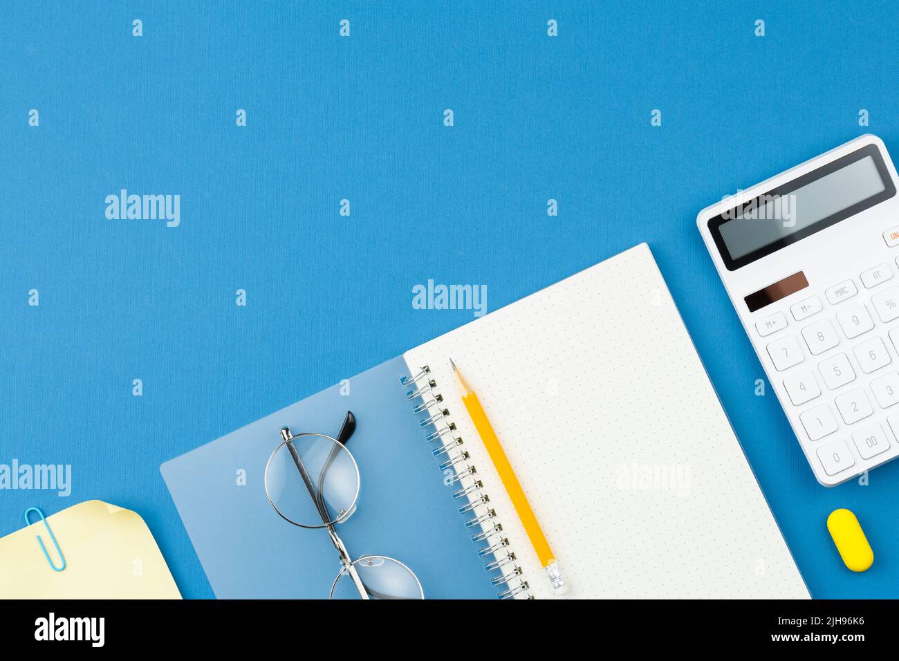 Bloc-notes, crayon, calculatrice, feuille de notes, lunettes. Banque D'Images