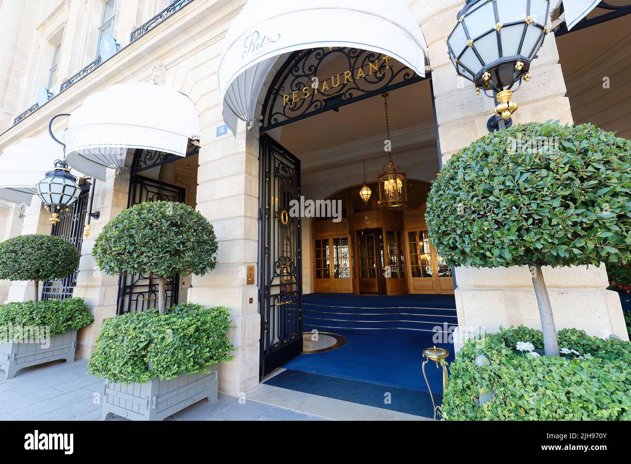 Le Ritz Paris est un hôtel-restaurant situé dans le centre de Paris, surplombant la place Vendôme, dans le 1st arrondissement de la ville. Il s'est classé parmi les plus Banque D'Images