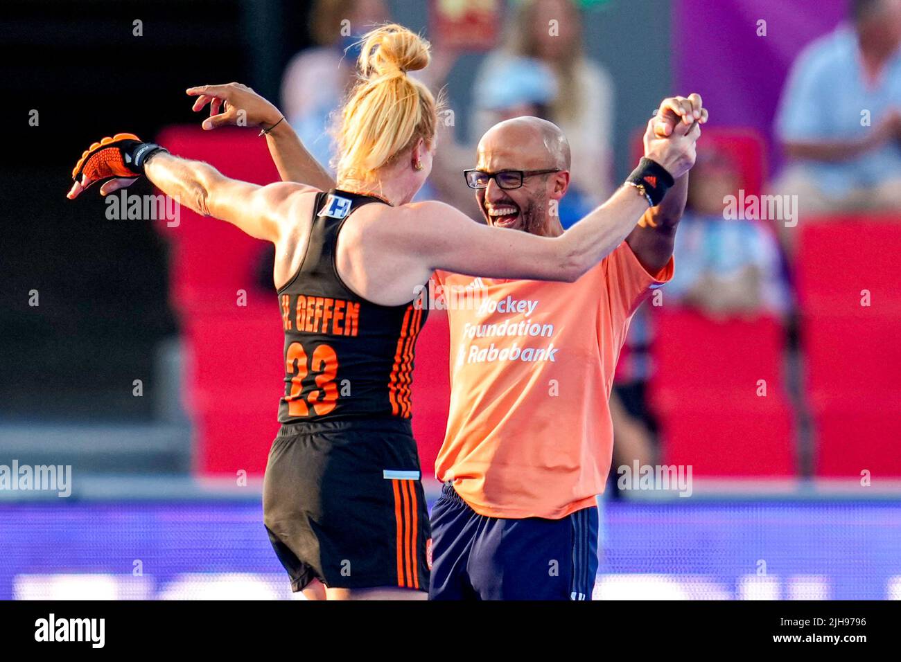 TERRASSA, ESPAGNE - JUILLET 16 : Entraîneur-chef Jamilo Mulders des pays-Bas, Margot van Geffen des pays-Bas célébrant la victoire lors de la coupe du monde des femmes de hockey FIH 2022 demi-finale entre les pays-Bas et l'Australie à l'Estadi Olímpic de Terrassa sur 16 juillet 2022 à Terrassa, Espagne (photo de Patrick Goosen/Orange Pictures) Banque D'Images