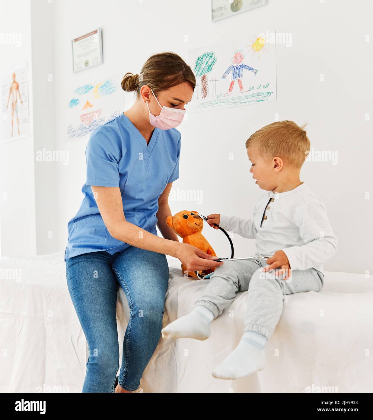 enfant médecin hôpital patient médecin infirmière médecine santé femme garçon soins santé pédiatre stéthoscope clinique jouet Banque D'Images