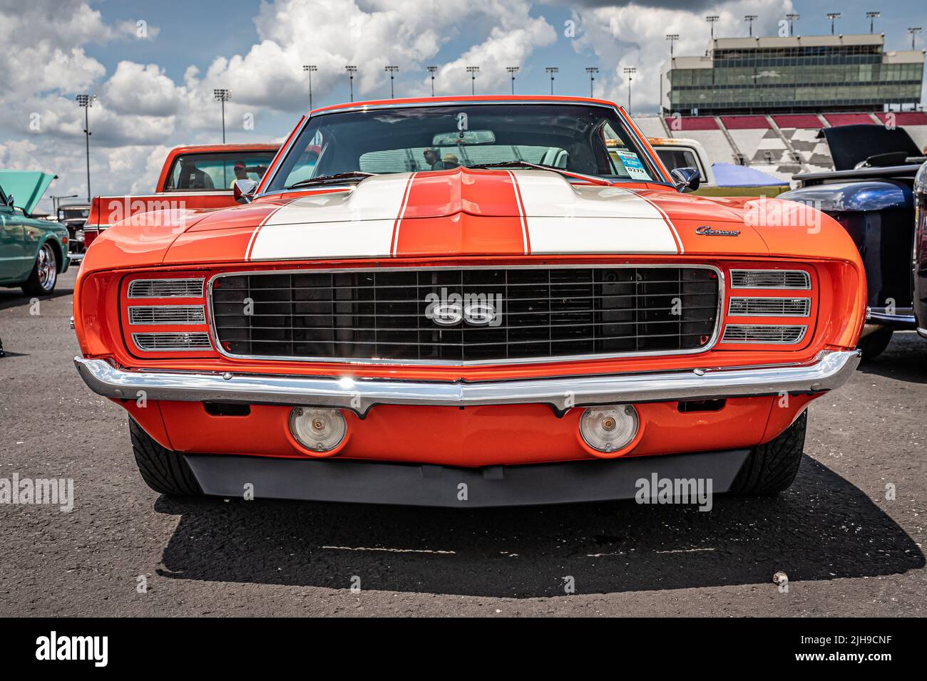 Lebanon, TN - 14 mai 2022 : vue arrière basse d'une Camaro Rally Sport SS 1969 de Chevrolet lors d'un salon automobile local. Banque D'Images