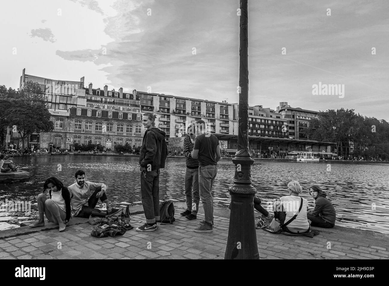 05-06-2016 Paris, France. Compagnie de jeunes sur la banque du bassin de la Villette Banque D'Images