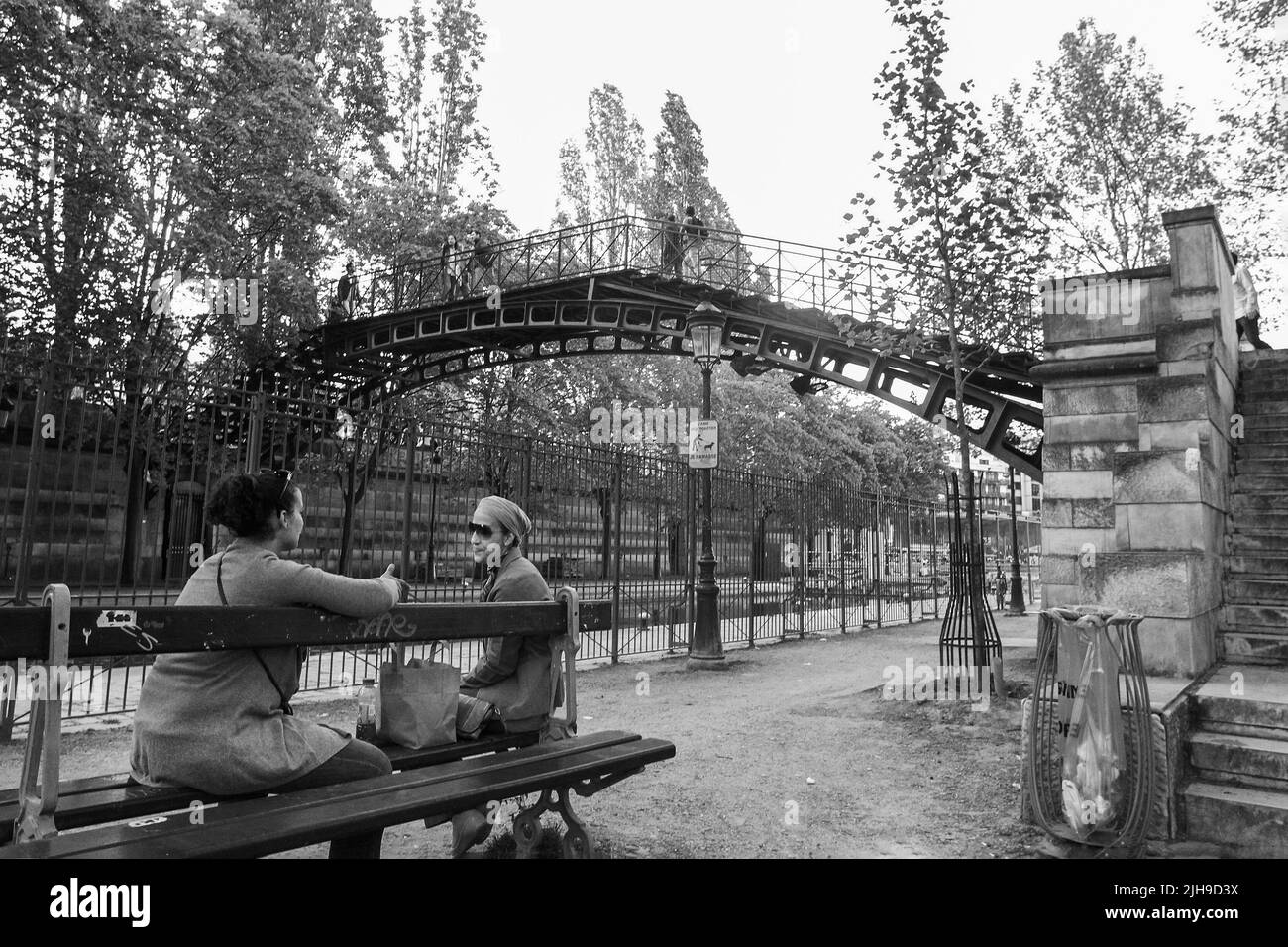 07-12-2016 Paris, France. Deux femmes, une dans un pont de turban et piétonnier au-dessus du Canal Saint Martin Banque D'Images
