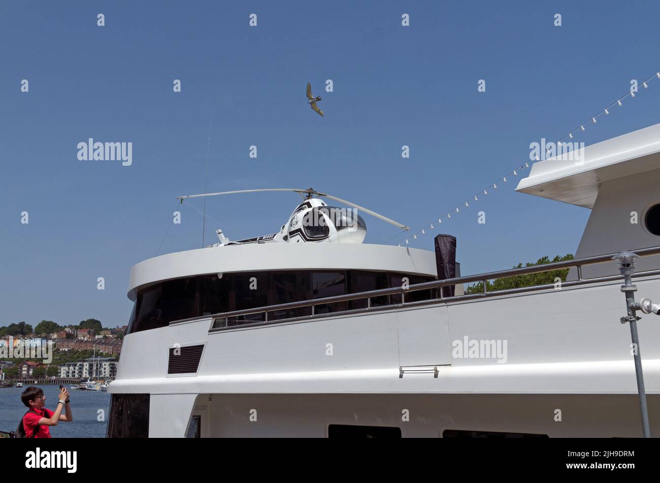 Petit hélicoptère et héliport à bord d'un bateau (The Miss Conduct) Bristol Docks. Banque D'Images