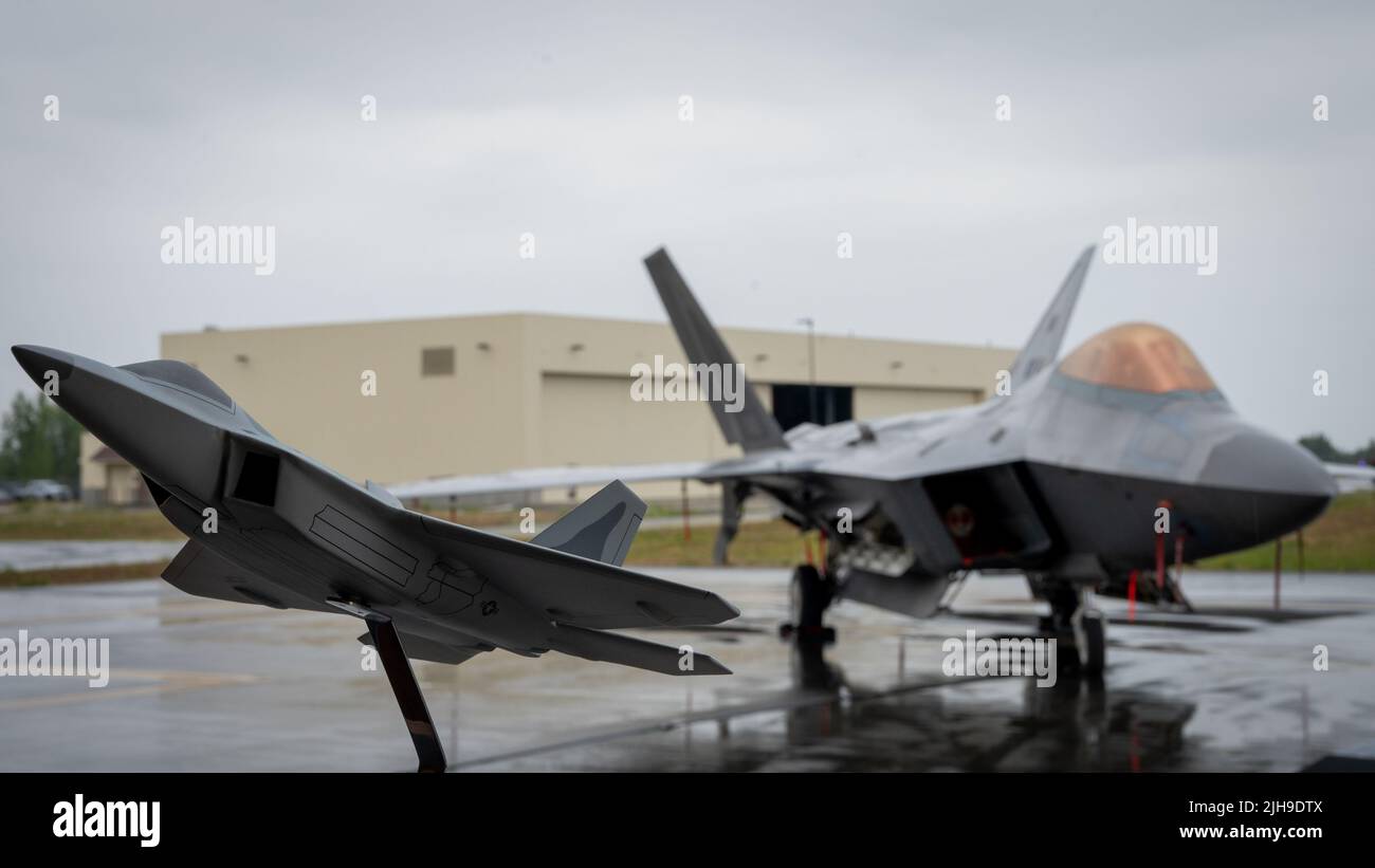 Les aviateurs américains affectés aux unités d'entretien des aéronefs de 525th et 90th participent à la compétition de chargement de la 3rd Escadre à la base conjointe Elmendorf-Richardson, Alaska, 7 juillet 2022. Le concours de chargement a lieu tous les trimestres et les participants sont évalués en fonction de la qualité et de la rapidité de leur travail. (É.-U. Photo de la Force aérienne par Airman 1st classe Andrew Britten) Banque D'Images