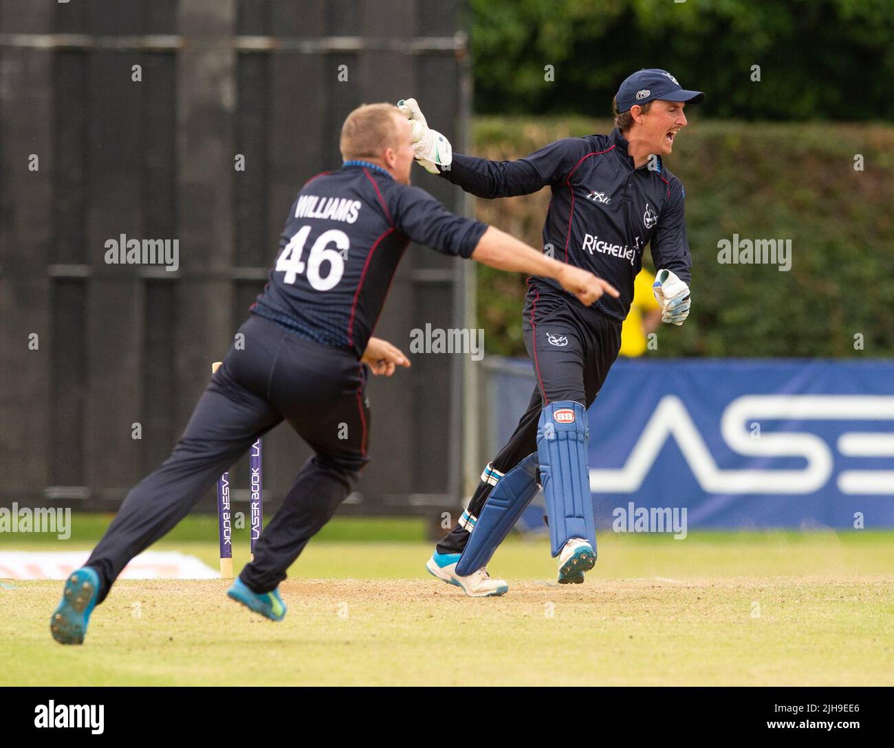 Ayr, Royaume-Uni. 16th juillet 2022. ICC Men's Cricket World Cup League 2 - Népal / Namibie 16/7/22. Népal Prenez la Namibie pour la deuxième fois dans la Ligue de coupe du monde de cricket hommes de l'ICC 2 à Cambusdoon, Ayr. Pic shows: Craig Williams de Namibie et gardien de cricket, Zane Green fêtent alors que Ben Shikongo de Namibie sort NepalÕs Dipendra Singh Airee pour 38. Crédit : Ian Jacobs/Alay Live News Banque D'Images