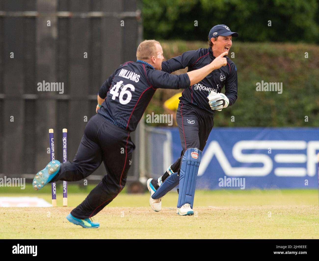 Ayr, Royaume-Uni. 16th juillet 2022. ICC Men's Cricket World Cup League 2 - Népal / Namibie 16/7/22. Népal Prenez la Namibie pour la deuxième fois dans la Ligue de coupe du monde de cricket hommes de l'ICC 2 à Cambusdoon, Ayr. Pic shows: Craig Williams de Namibie et gardien de cricket, Zane Green fêtent alors que Ben Shikongo de Namibie sort NepalÕs Dipendra Singh Airee pour 38. Crédit : Ian Jacobs/Alay Live News Banque D'Images