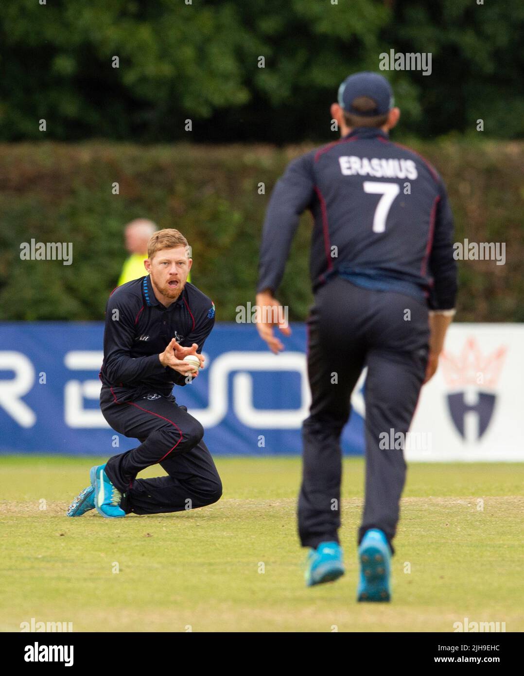 Ayr, Royaume-Uni. 16th juillet 2022. ICC Men's Cricket World Cup League 2 - Népal / Namibie 16/7/22. Népal Prenez la Namibie pour la deuxième fois dans la Ligue de coupe du monde de cricket hommes de l'ICC 2 à Cambusdoon, Ayr. Pic shows: Le capitaine népalais, Sandeep Lamichhane attrapé et sous l'égide de Bernard Scholtz en Namibie pour 0 et donne à la partie africaine une confortable victoire de 63 run. Crédit : Ian Jacobs/Alay Live News Banque D'Images