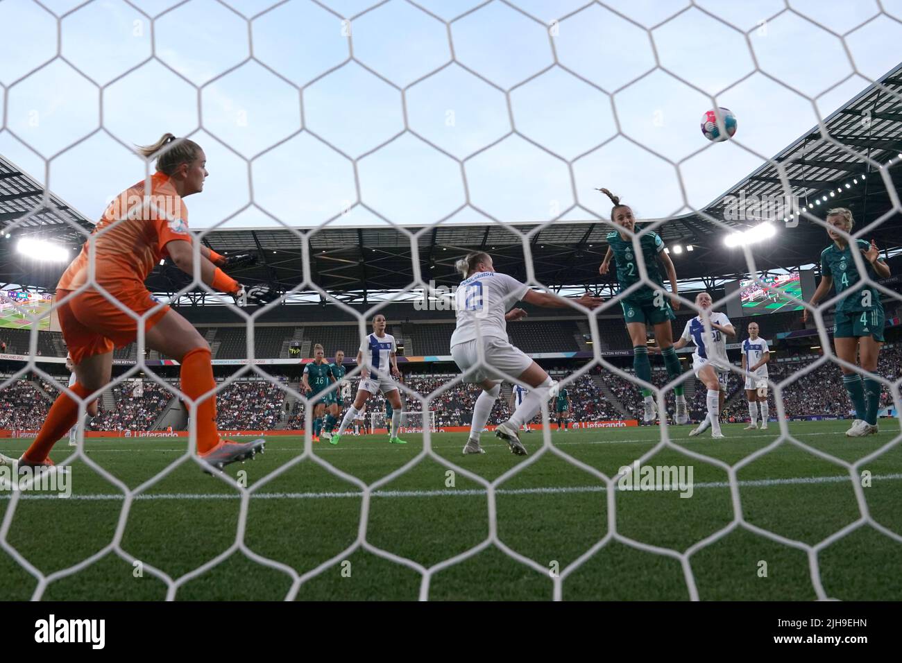 Sophia Kleherne (au centre), en Allemagne, marque le premier but de son équipe lors du match de l'UEFA Women's Euro 2022 Group B au stade MK, Milton Keynes. Date de la photo: Samedi 16 juillet 2022. Banque D'Images