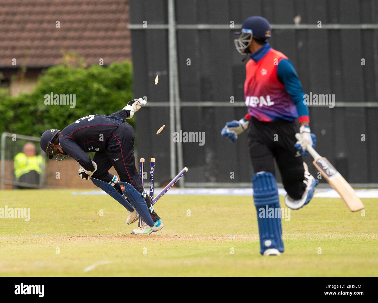 Ayr, Royaume-Uni. 16th juillet 2022. ICC Men's Cricket World Cup League 2 - Népal / Namibie 16/7/22. Népal Prenez la Namibie pour la deuxième fois dans la Ligue de coupe du monde de cricket hommes de l'ICC 2 à Cambusdoon, Ayr. Pic shows: Namibie gardien de cricket, Zane Green whip hors des voiles à aucun succès. Crédit : Ian Jacobs/Alay Live News Banque D'Images