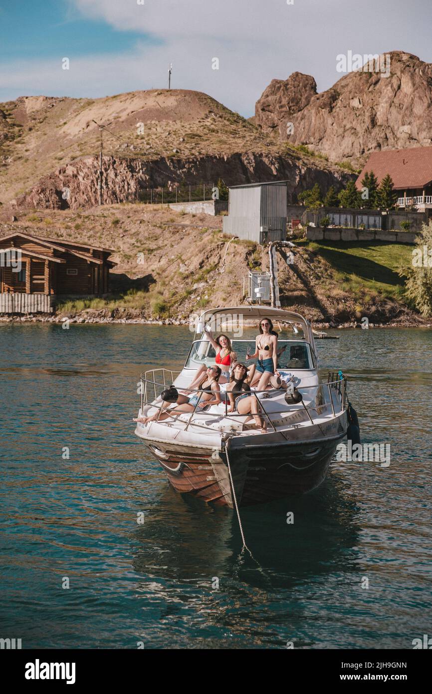 les filles bronzer sur un yacht dans la mer. Banque D'Images