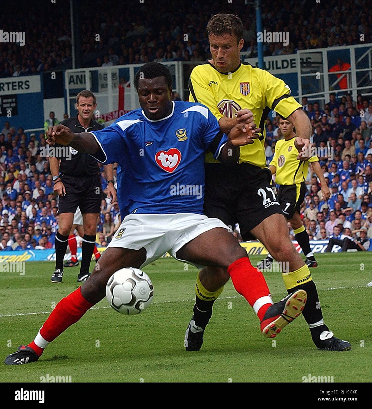 PORTSMOUTH V ASTON VILLA 16-08-03 YAKUBU ET RONNY JOHNSEN PIC MIKE WALKER, 2003 Banque D'Images