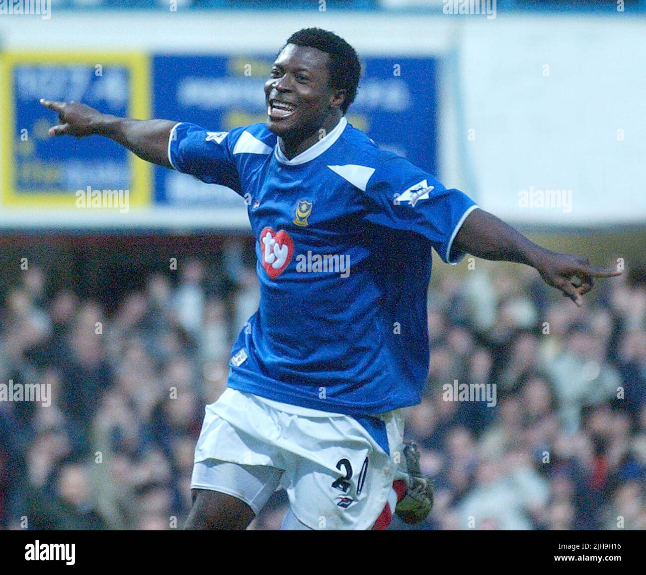portsmouth / manchester City 10-1-04 YAKUBU PIC MIKE WALKER 2004 Banque D'Images