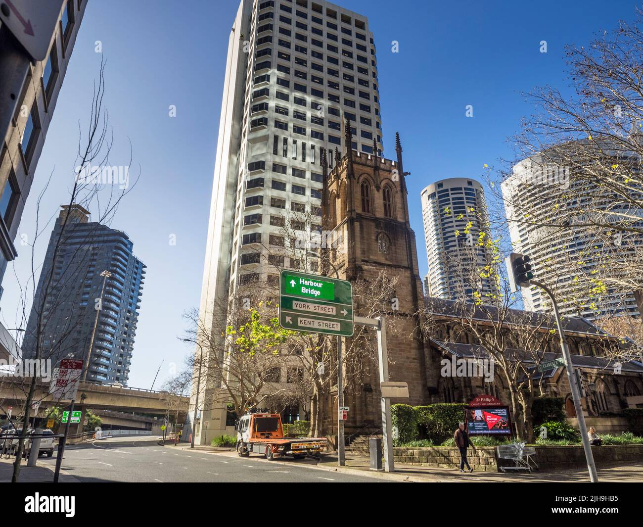 L'église anglicane St Philip de Sydney, au sommet de Clarence St, avant le Harbour Bridge. Banque D'Images