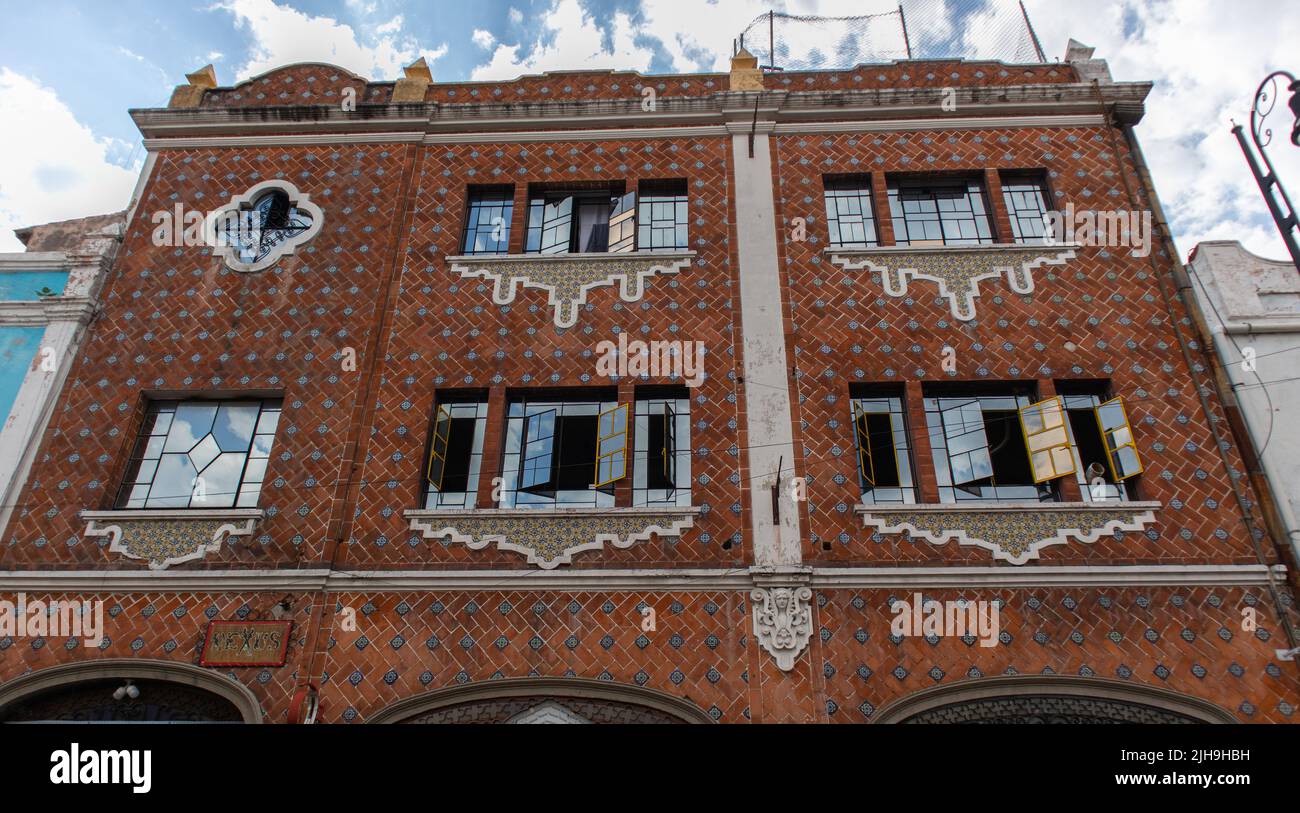 bâtiment traditionnel de style colonial mexicain espagnol avec six fenêtres et briques de texture diagonale et de petits carreaux de talavera poblana Banque D'Images