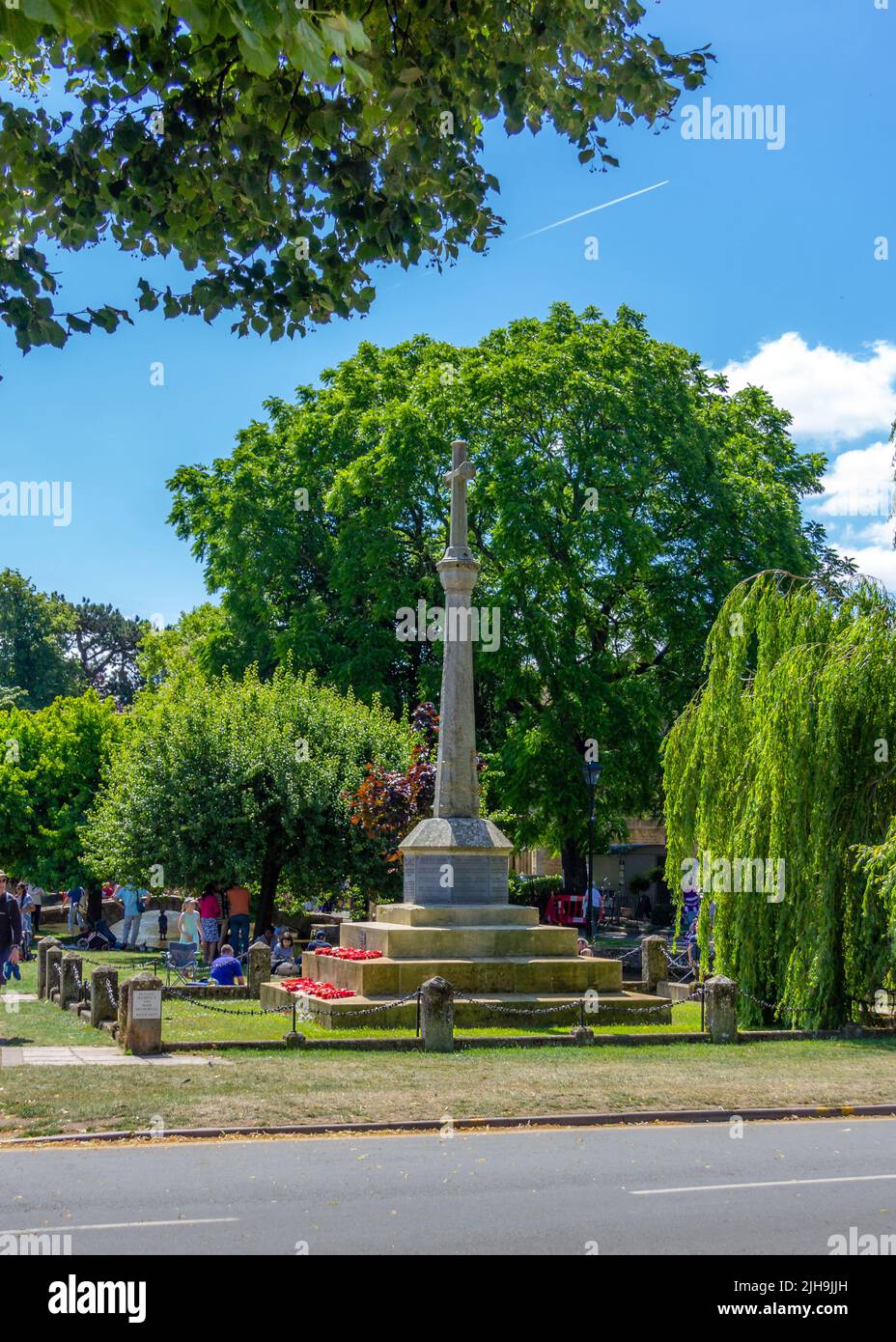 Mémorial de guerre sur la rive de Bourton on the Water, Gloucestershire. Banque D'Images