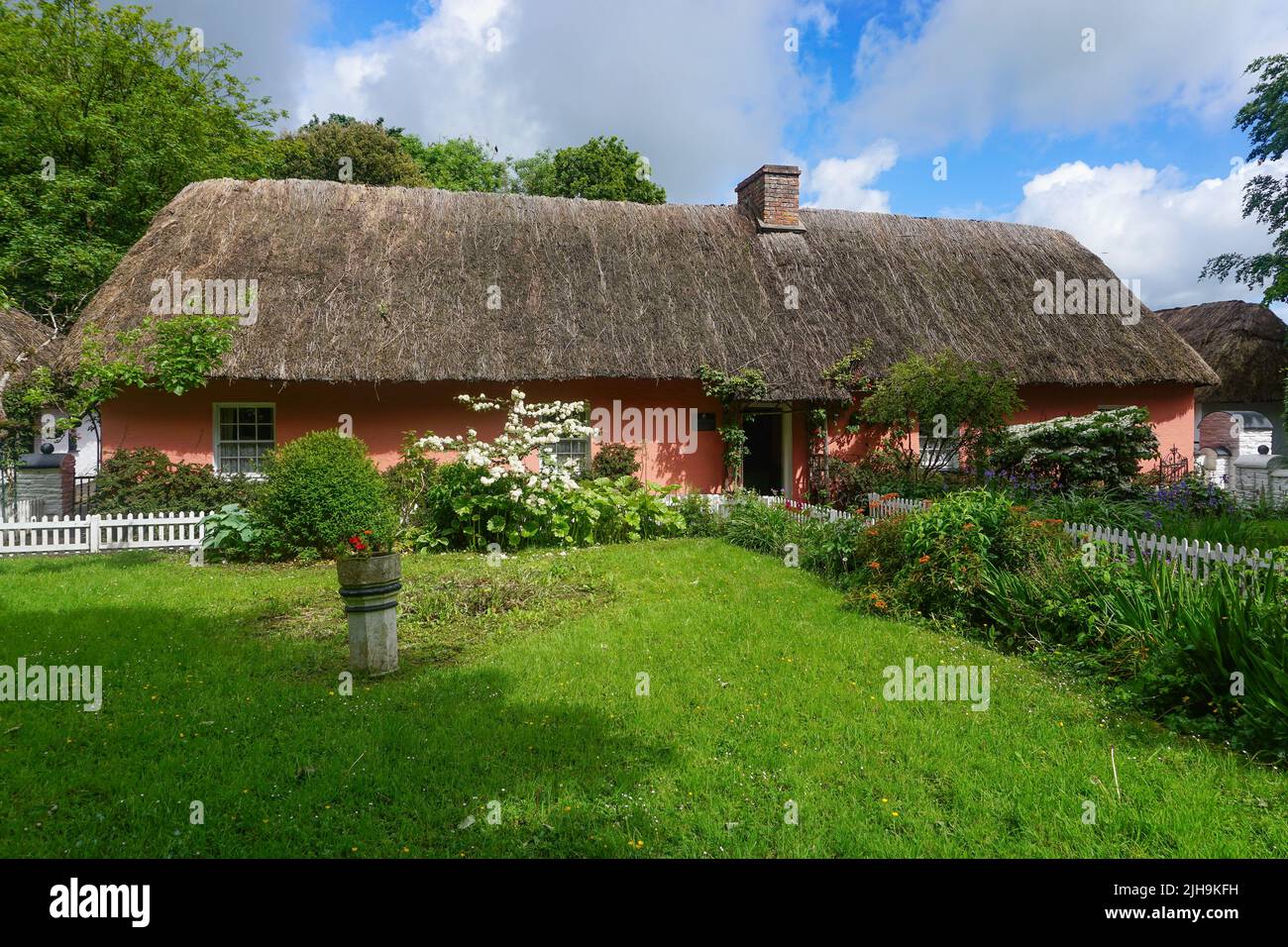 Bunratty, Co. Clare, Irlande : le Golden Vale Farmhouse est une reproduction d'un cottage de 19th ans dans le Bunratty Folk Park. Banque D'Images
